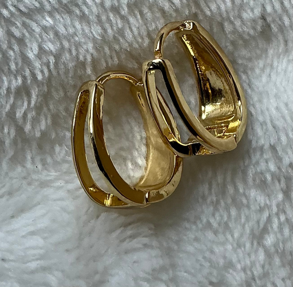 A Pair of Minimalist and Luxurious Women's Earrings