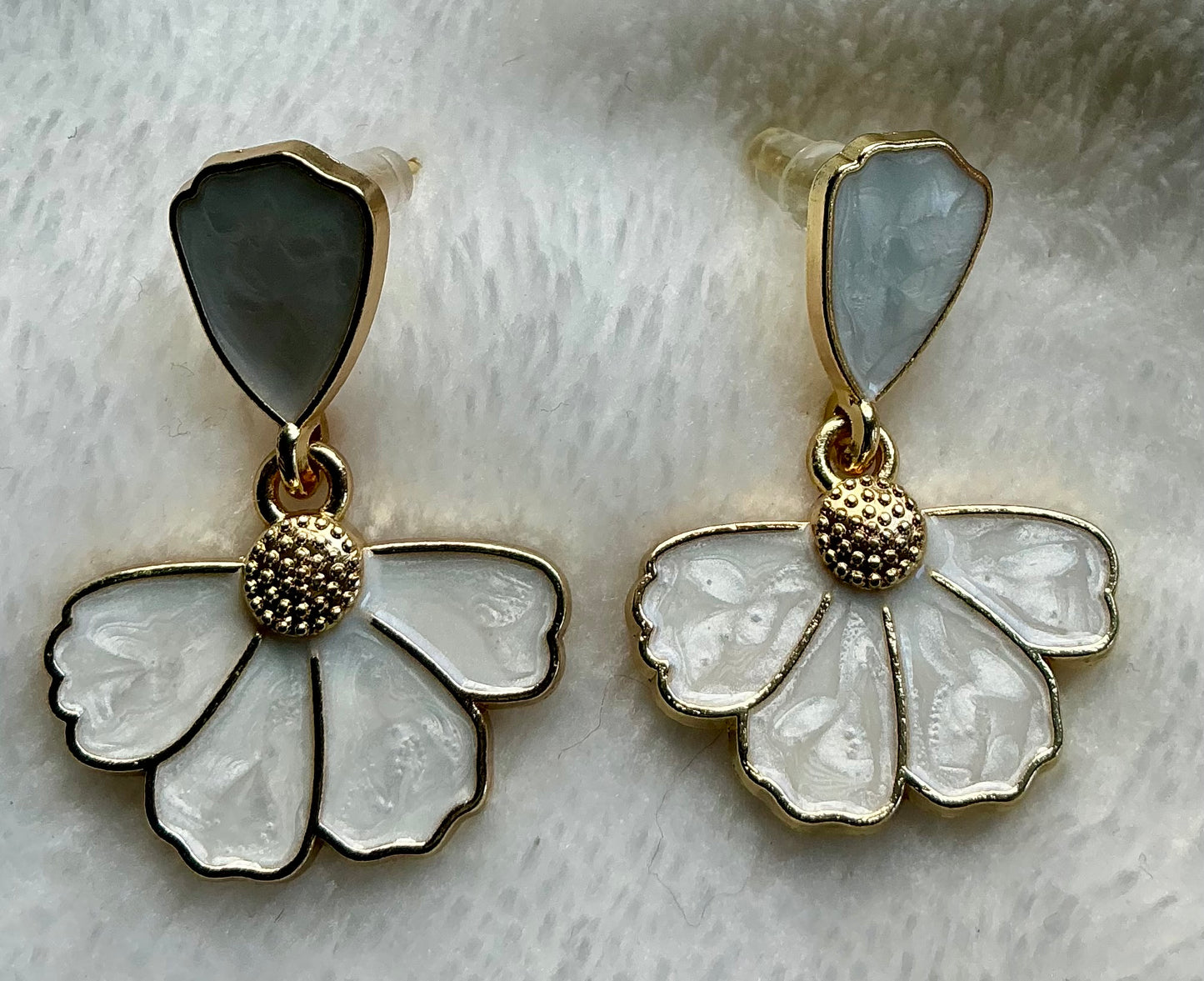 One Pair of Fashion Flower Stitched 5-Petal Women's Earrings