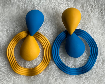 A Pair of Summer Dopamine Women'S Fashion Earrings Featuring a Minimalist Creative Geometric Striped Hollow Circle Design with Asymmetrical Water Drop Color-Blocking.