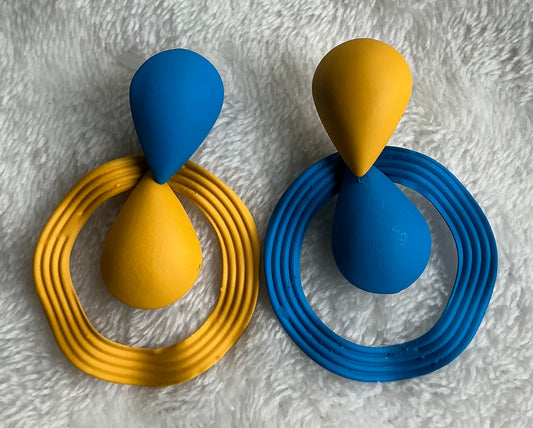 A Pair of Summer Dopamine Women'S Fashion Earrings Featuring a Minimalist Creative Geometric Striped Hollow Circle Design with Asymmetrical Water Drop Color-Blocking.