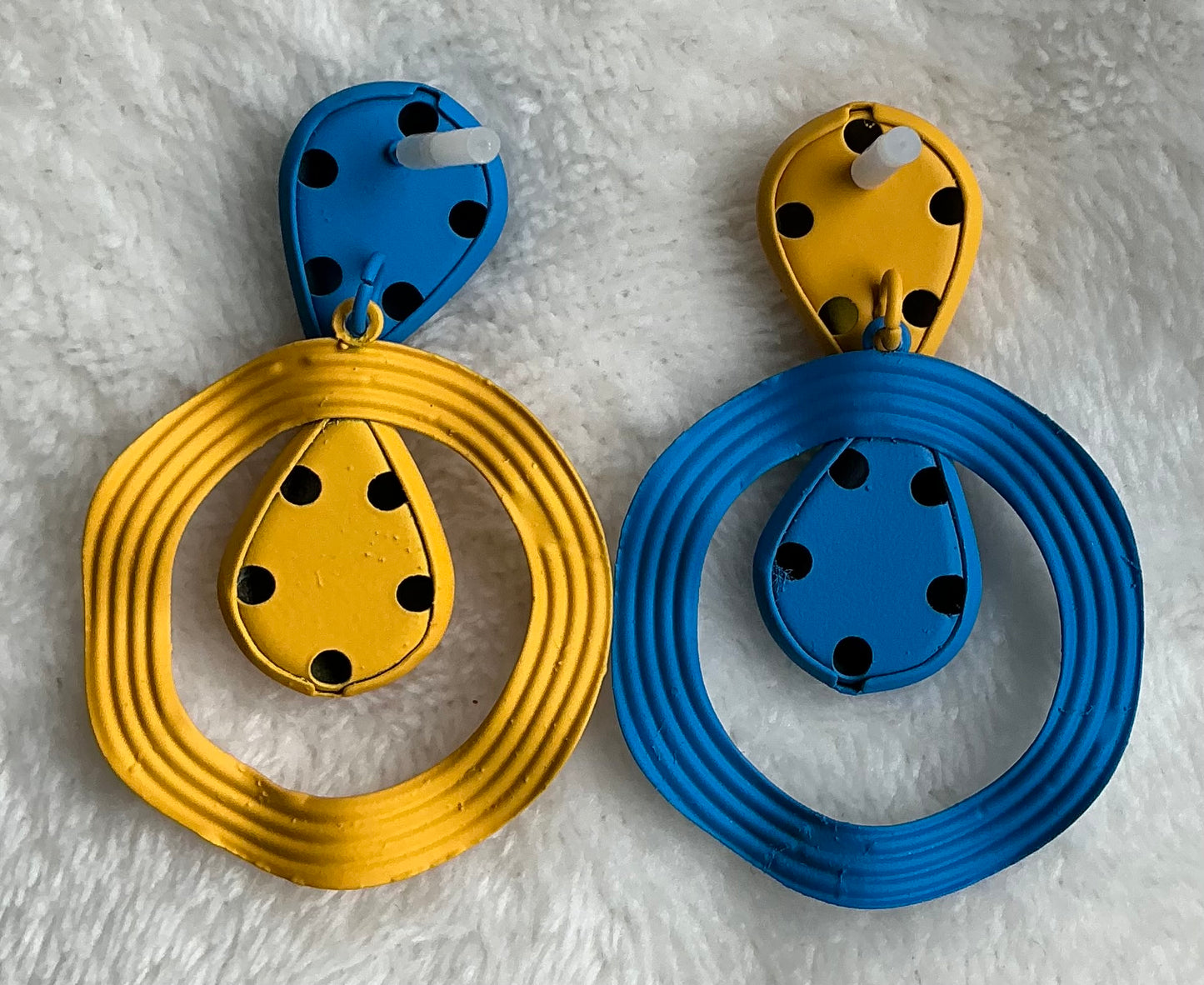 A Pair of Summer Dopamine Women'S Fashion Earrings Featuring a Minimalist Creative Geometric Striped Hollow Circle Design with Asymmetrical Water Drop Color-Blocking.