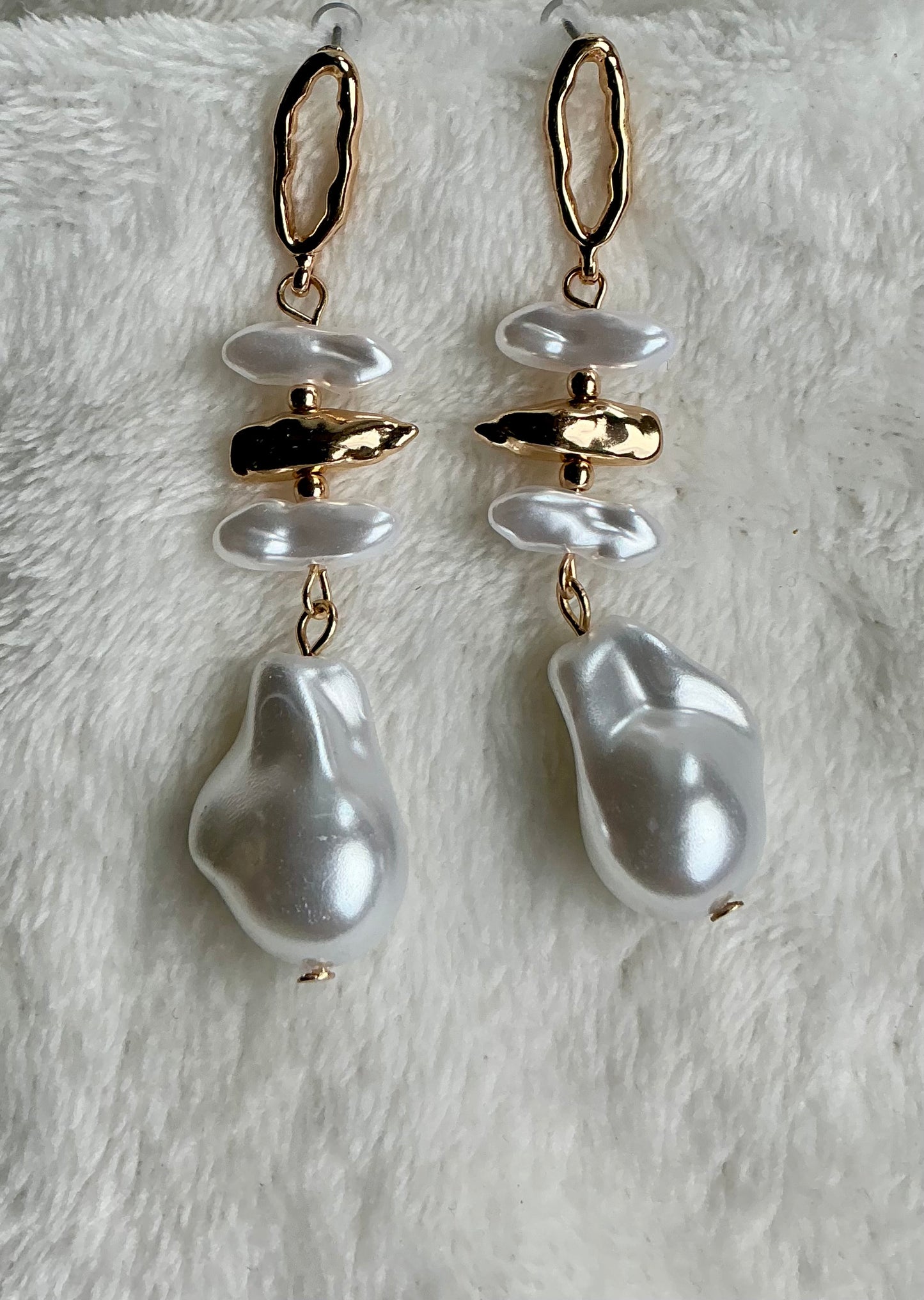 1 Pair of Fashionable And Elegant Geometric Hammered Hollow Oval Earrings with Irregular Artificial Pearl Design, Versatile Earrings for Women'S Daily Leisure Vacation Holiday Party Banquet