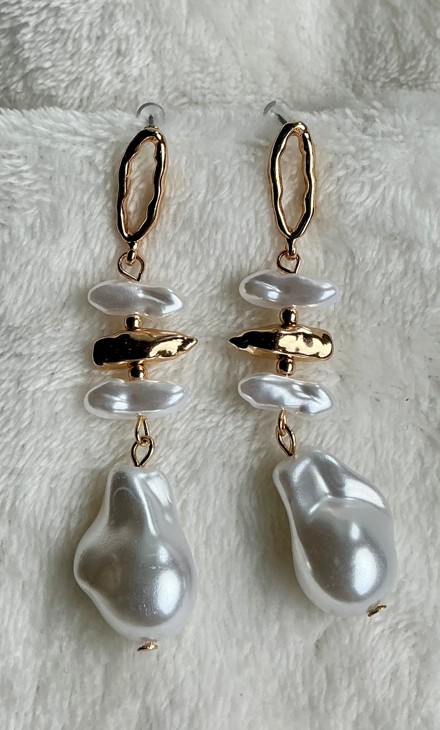 1 Pair of Fashionable And Elegant Geometric Hammered Hollow Oval Earrings with Irregular Artificial Pearl Design, Versatile Earrings for Women'S Daily Leisure Vacation Holiday Party Banquet