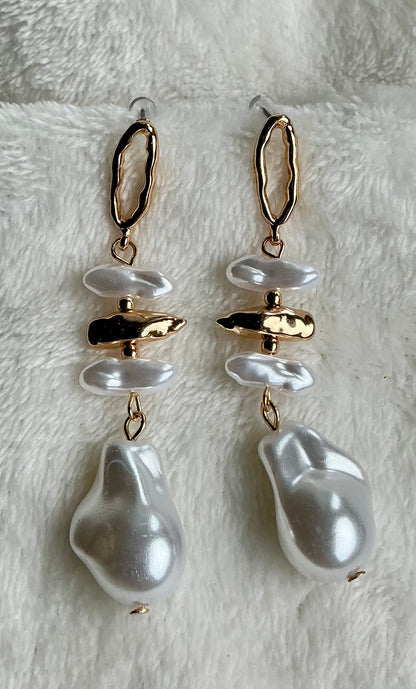 1 Pair of Fashionable And Elegant Geometric Hammered Hollow Oval Earrings with Irregular Artificial Pearl Design, Versatile Earrings for Women'S Daily Leisure Vacation Holiday Party Banquet