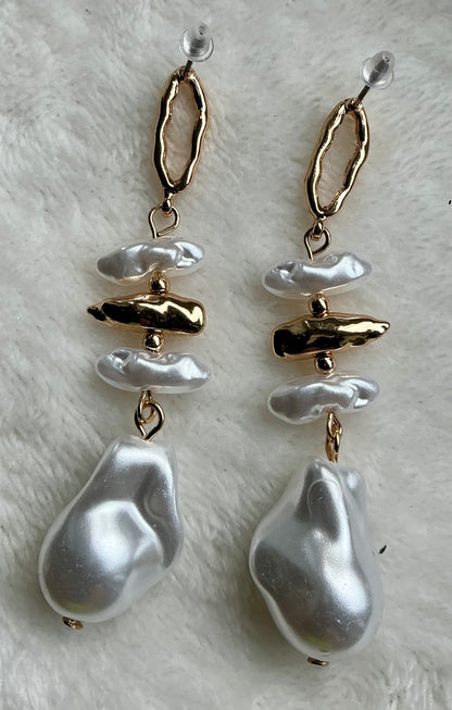 1 Pair of Fashionable And Elegant Geometric Hammered Hollow Oval Earrings with Irregular Artificial Pearl Design, Versatile Earrings for Women'S Daily Leisure Vacation Holiday Party Banquet