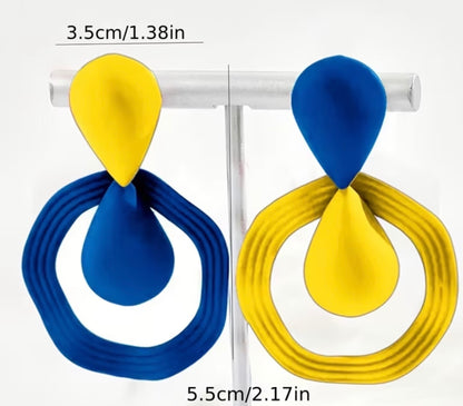 A Pair of Summer Dopamine Women'S Fashion Earrings Featuring a Minimalist Creative Geometric Striped Hollow Circle Design with Asymmetrical Water Drop Color-Blocking.